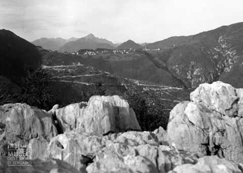 Veduta su una strada di montagna