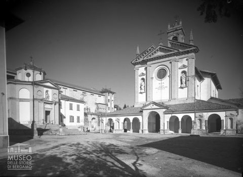 Piazza con chiese