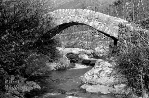 Ponte e ruscello