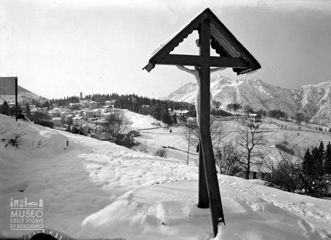 Crocifisso e veduta invernale