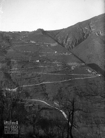 Strada con tornanti