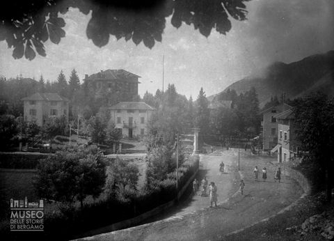 Strada con passanti