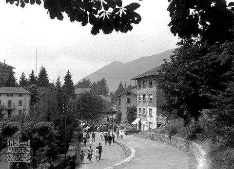 Strada affollata