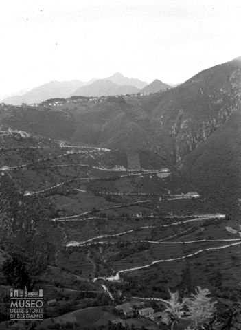 Strada con tornanti