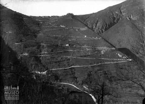 Strada con tornanti