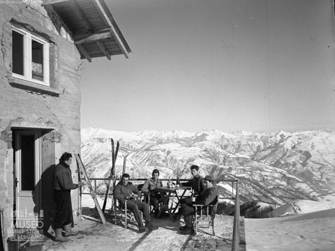 Uomini presso un rifugio