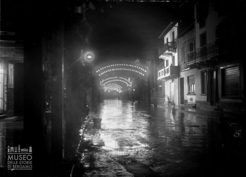 Strada con luminarie [1]