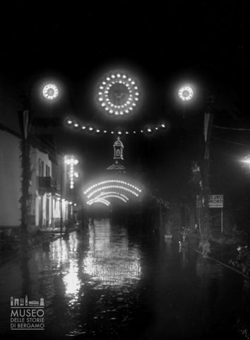 Strada con luminarie [2]
