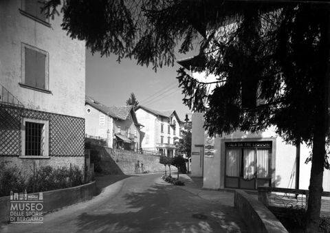 Strada con negozi