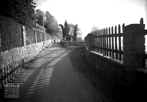 Scorcio con cappella votiva