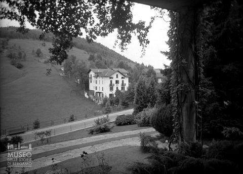 Villa da un patio fiorito