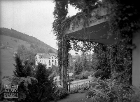 Villa da un patio fiorito