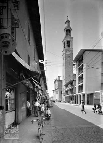 Strada con campanile
