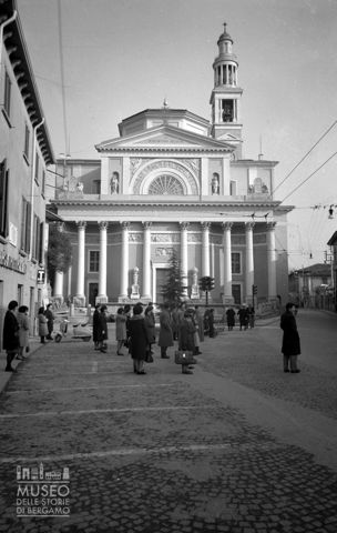 Gruppo di persone presso la chiesa