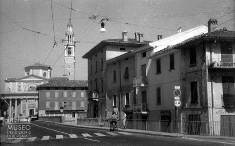Strada e chiesa parrocchiale