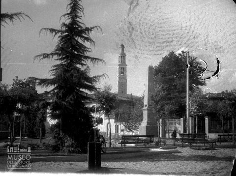 Parco con monumento