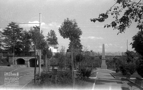 Giardino con monumento