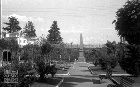 Giardino con obelisco