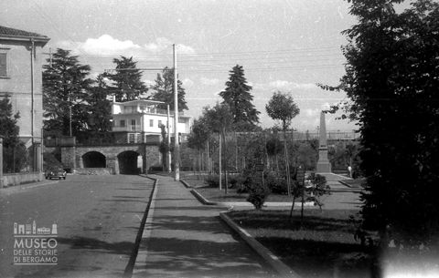 Monumento e strada