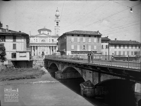 Ponte sul fiume e chiesa