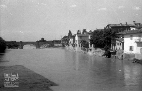 Abitazioni e fiume