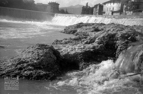 Rocce e cascatella