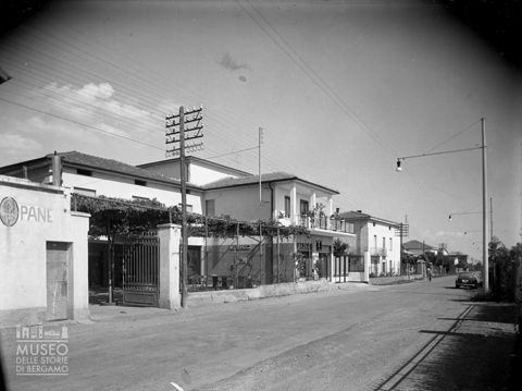 Strada con negozi [1]