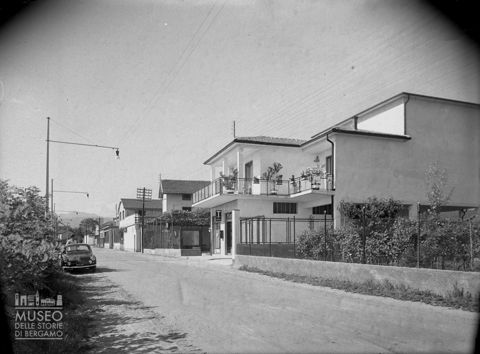 Strada con negozi [2]