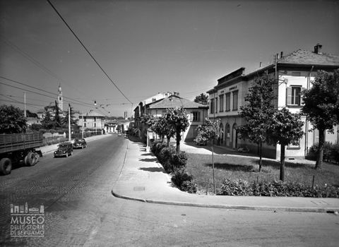 Viale con Municipio e chiesa