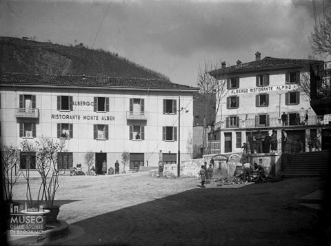Piazza con alberghi