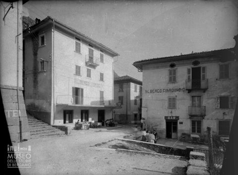 Piazza con alberghi