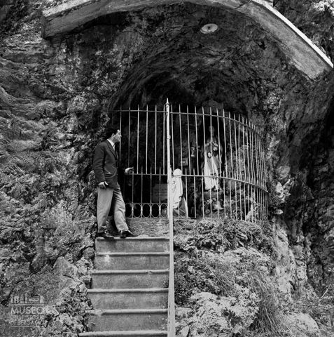 Uomo presso cappella votiva