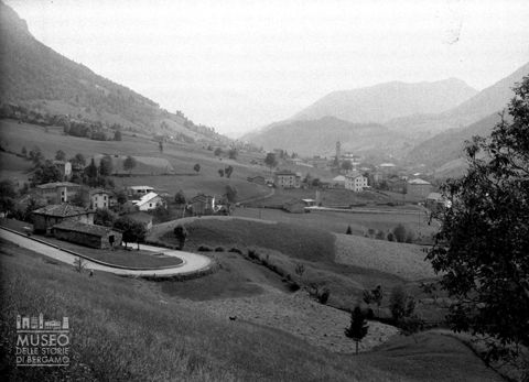 Veduta con strada e prati