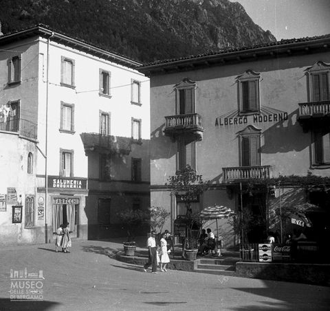 Albergo e piazza