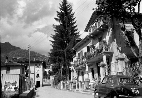 Via con abitazioni