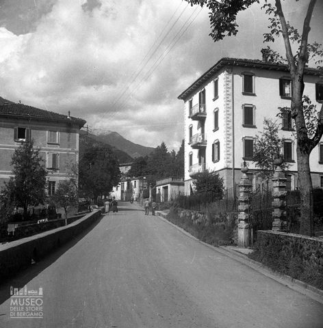 Persone lungo una strada