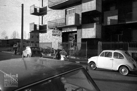 Palazzina con autoscuola
