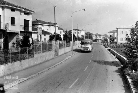 Strada con corriera, riproduzione