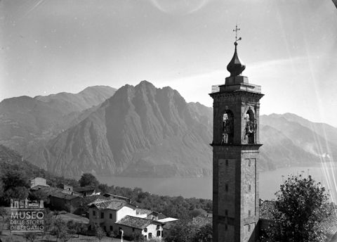Veduta con campanile e lago
