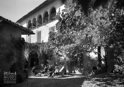 Donne e bambini in un cortile