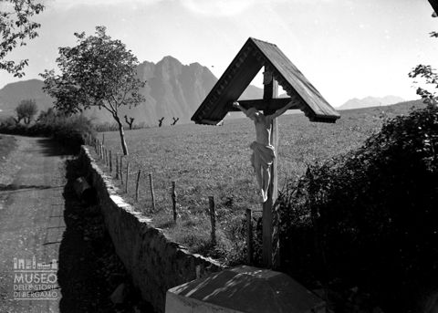 Crocifisso presso una strada