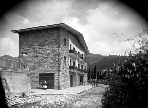 Edificio con motorino