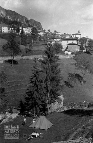 Campeggiatori e centro abitato