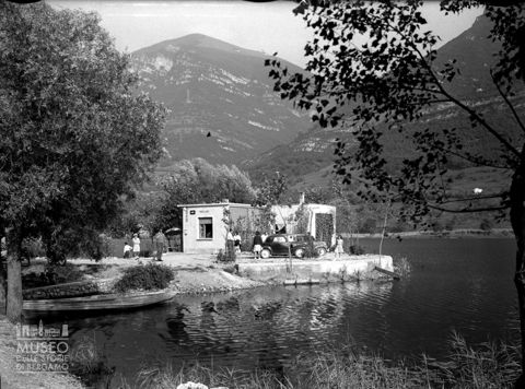Bar sulla riva del lago