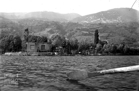 Bar ritratto dal lago