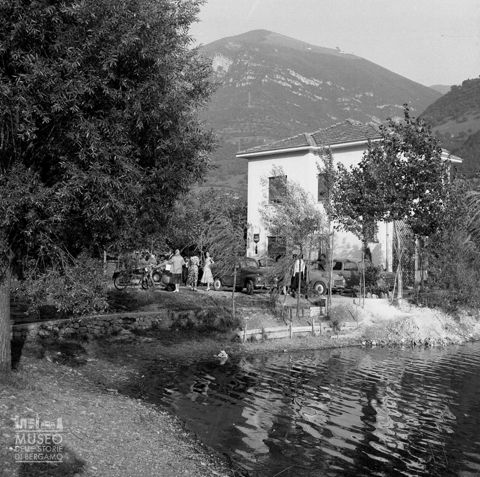 Esterno di un locale con persone