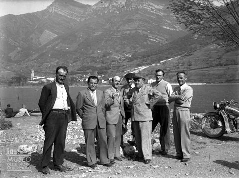 Gruppo di uomini e lago