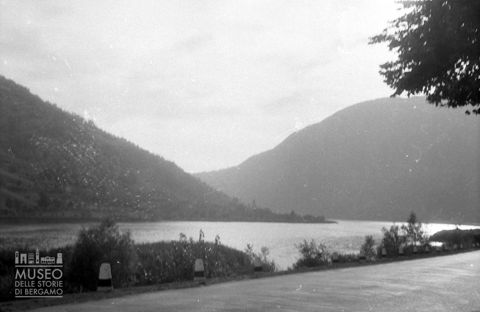 Veduta del lago e strada