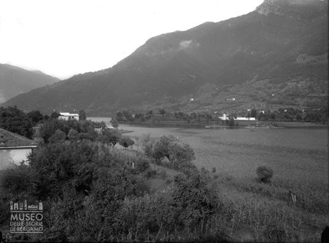 Veduta del Lago di Endine con cimitero