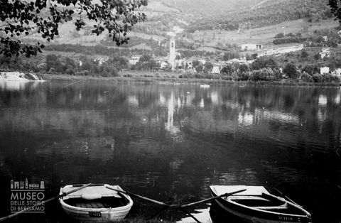 Panorama di Monasterolo con barche